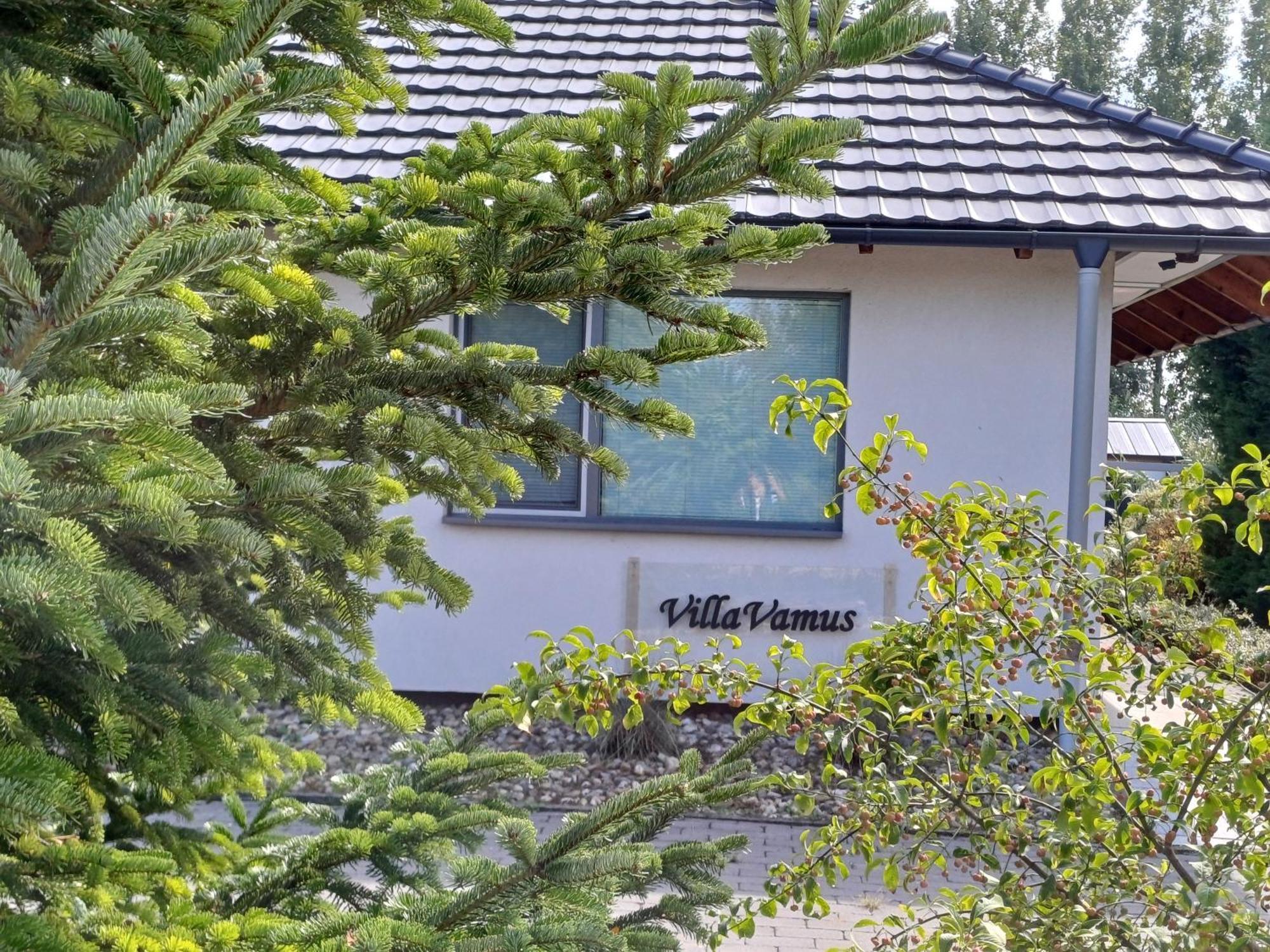 Villa Vamus Vendeg- Es Rendezvenyhaz Vamosszabadi Luaran gambar