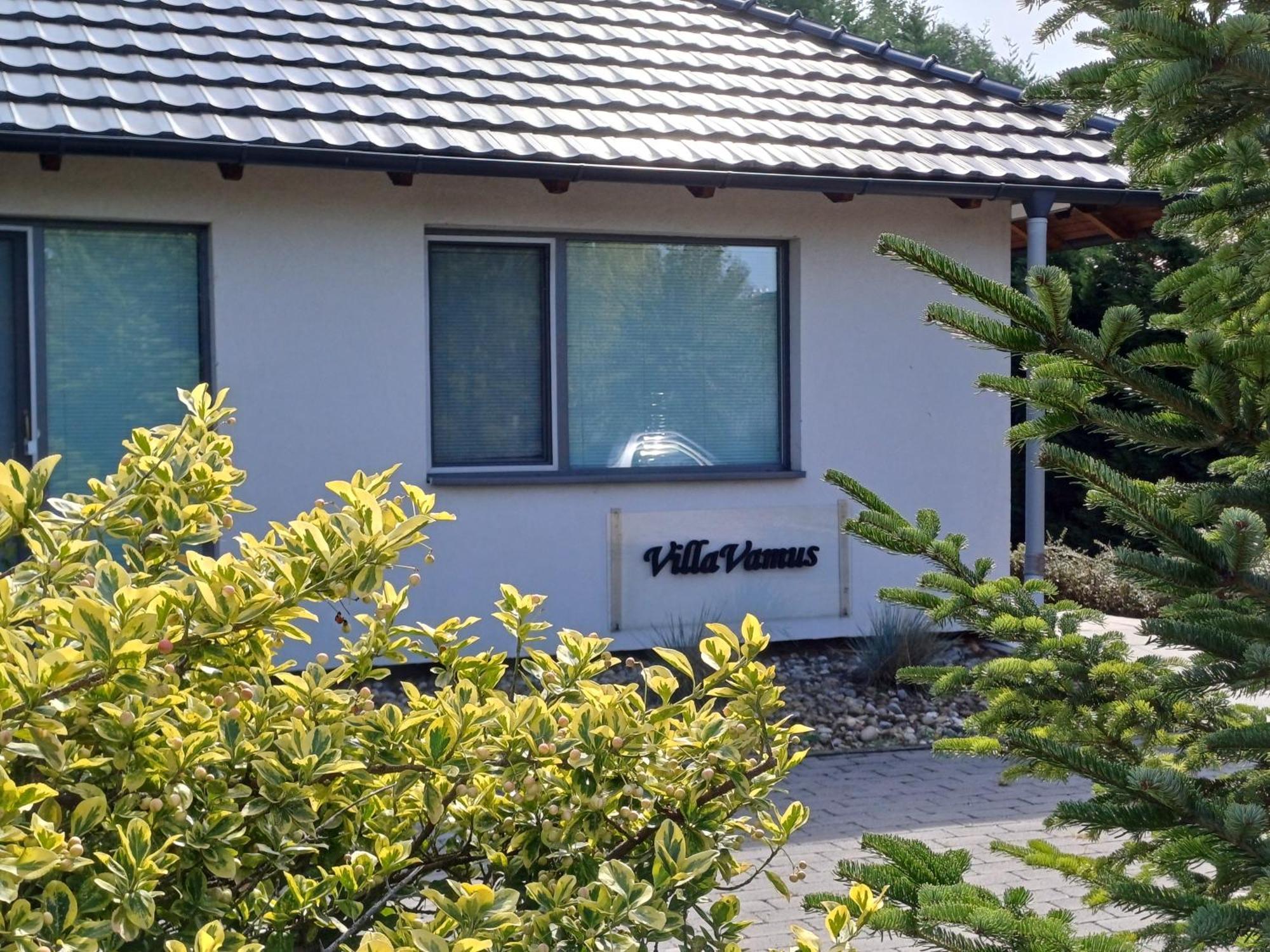 Villa Vamus Vendeg- Es Rendezvenyhaz Vamosszabadi Luaran gambar